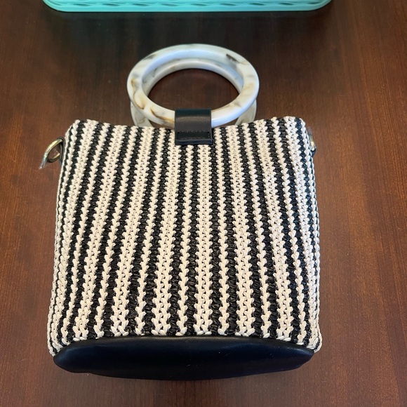 NWOT Gianni Bini Black & White Woven Handbag
Handled Tote/ Shoulder Strap - Picture 3 of 9